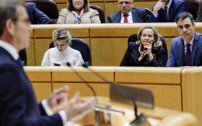 Sánchez escucha a Feijóo en el Senado. Sánchez escucha a Feijóo en el Senado.