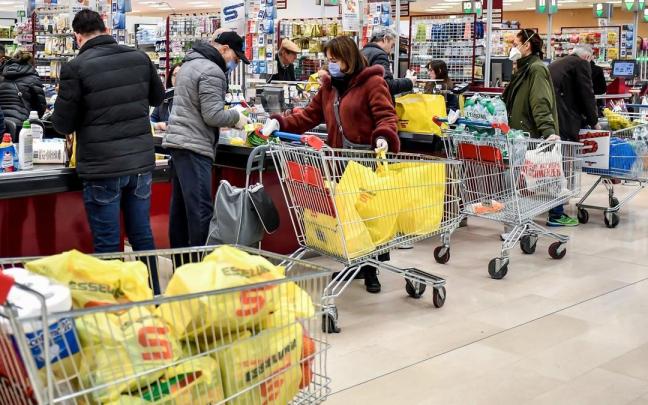 Clientes de un supermercado en Italia. Clientes de un supermercado en Italia.