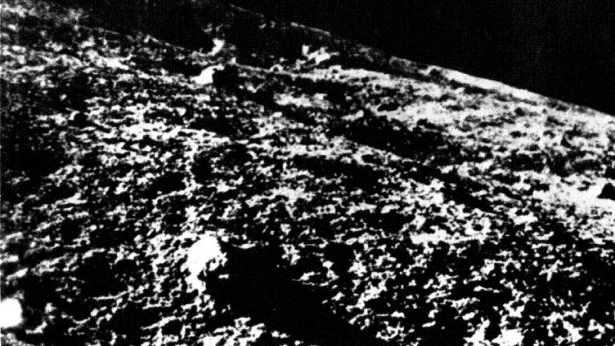 Imagen de cerca de la región Oceanus Procellarum de la Luna, tomada por el módulo de aterrizaje soviético Luna 9 en febrero de 1966.