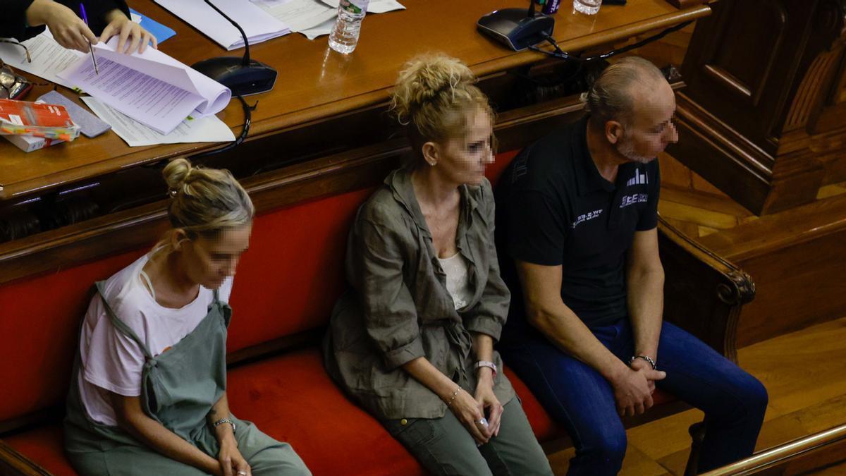 Las gemelas de Sabadell y el novio de una de ellas, en el banquillo de los acusados.
