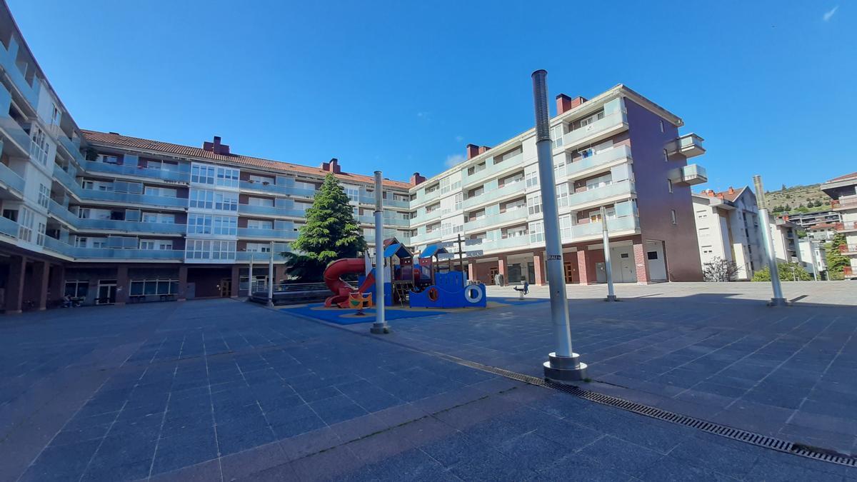 La plaza Iralabarri donde se están sustituyendo las luminarias por tecnología Led.