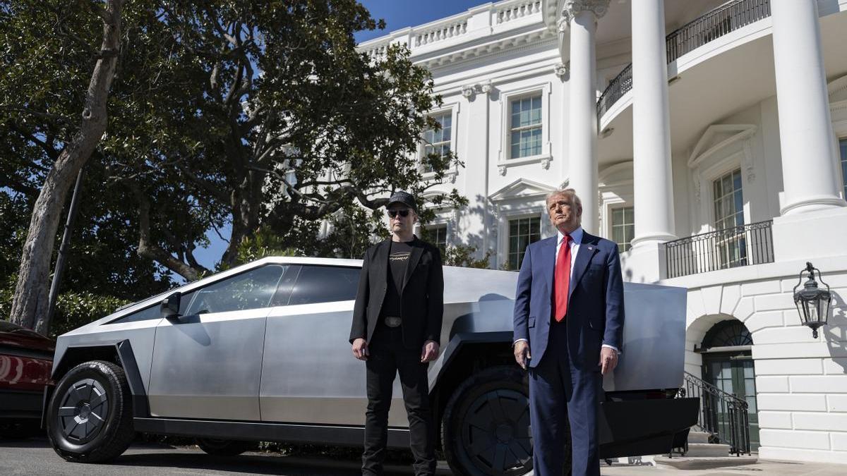 Trump promociona un Cybertruck de Tesla junto a Elon Musk ante la Casa Blanca.