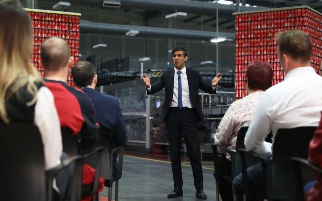 El primer ministro británico, Rishi Sunak, explicó a los trabajadores de una fábrica cercana a Belfast los beneficios del nuevo acuerdo.