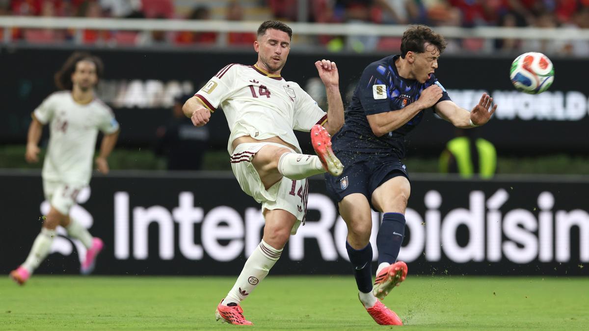 Laporte despeja ante Viñas en el choque de este Mundial jugado ante Uruguay. / ALEX CRUZ