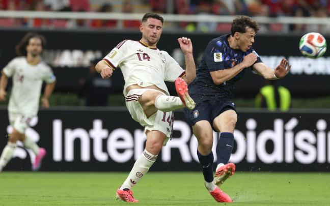Laporte despeja ante Viñas en el choque de este Mundial jugado ante Uruguay. / ALEX CRUZ