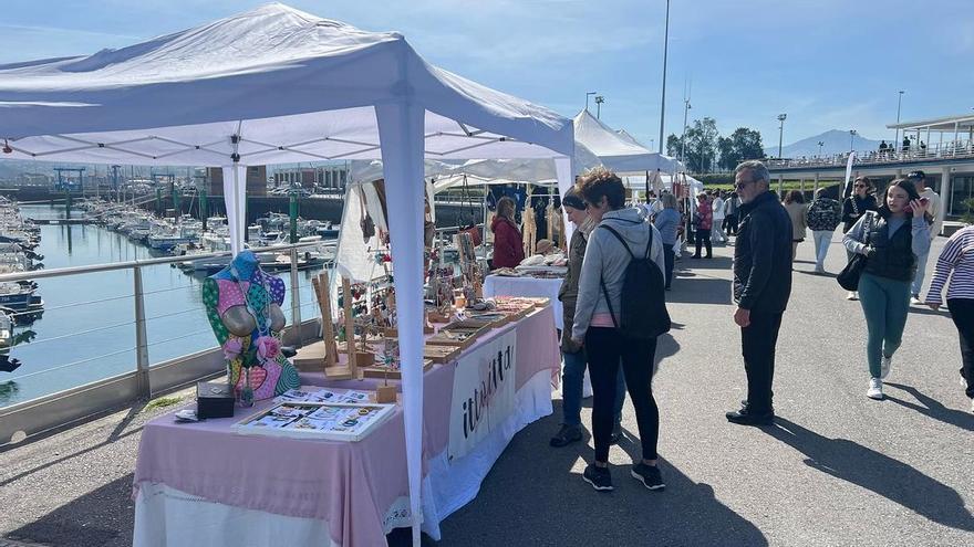 Foto de un mercado artesanal celebrado previamente en el Puerto Deportivo de Hondarribia.