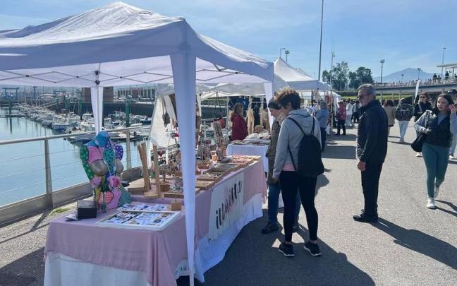 Foto de un mercado artesanal celebrado previamente en el Puerto Deportivo de Hondarribia.