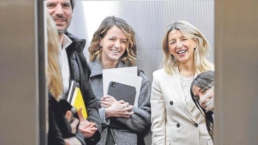 Ernest Urtasun, Yolanda Díaz y miembros de Sumar, comparten ascensor en el Congreso.