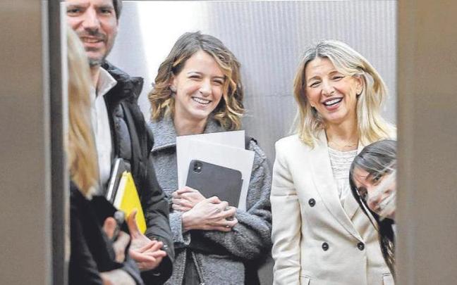 Ernest Urtasun, Yolanda Díaz y miembros de Sumar, comparten ascensor en el Congreso.