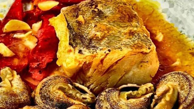 Bacalao con caracoles y pimientos del piquillo.