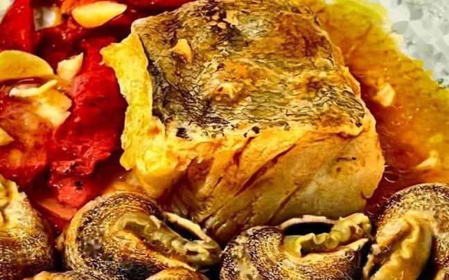 Bacalao con caracoles y pimientos del piquillo.