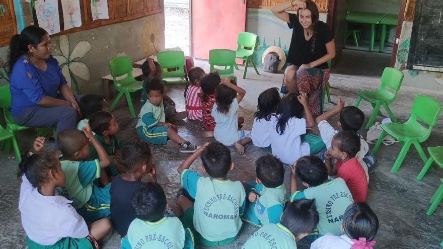 Elisa Sagredo, durante una actividad lúdica con unos niños en Timor Oriental.