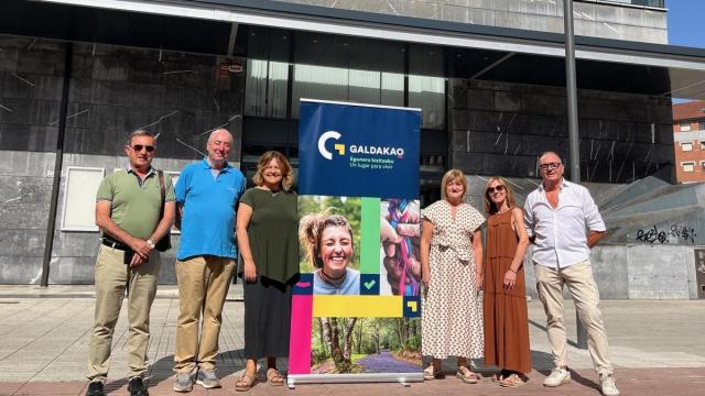 Presentación de la iniciativa que se va a financiar con el pintxo solidario de la Peña Santa Cruz