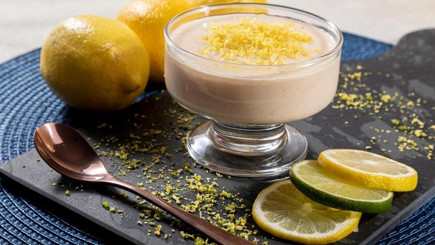 Una copa de mousse de limón.