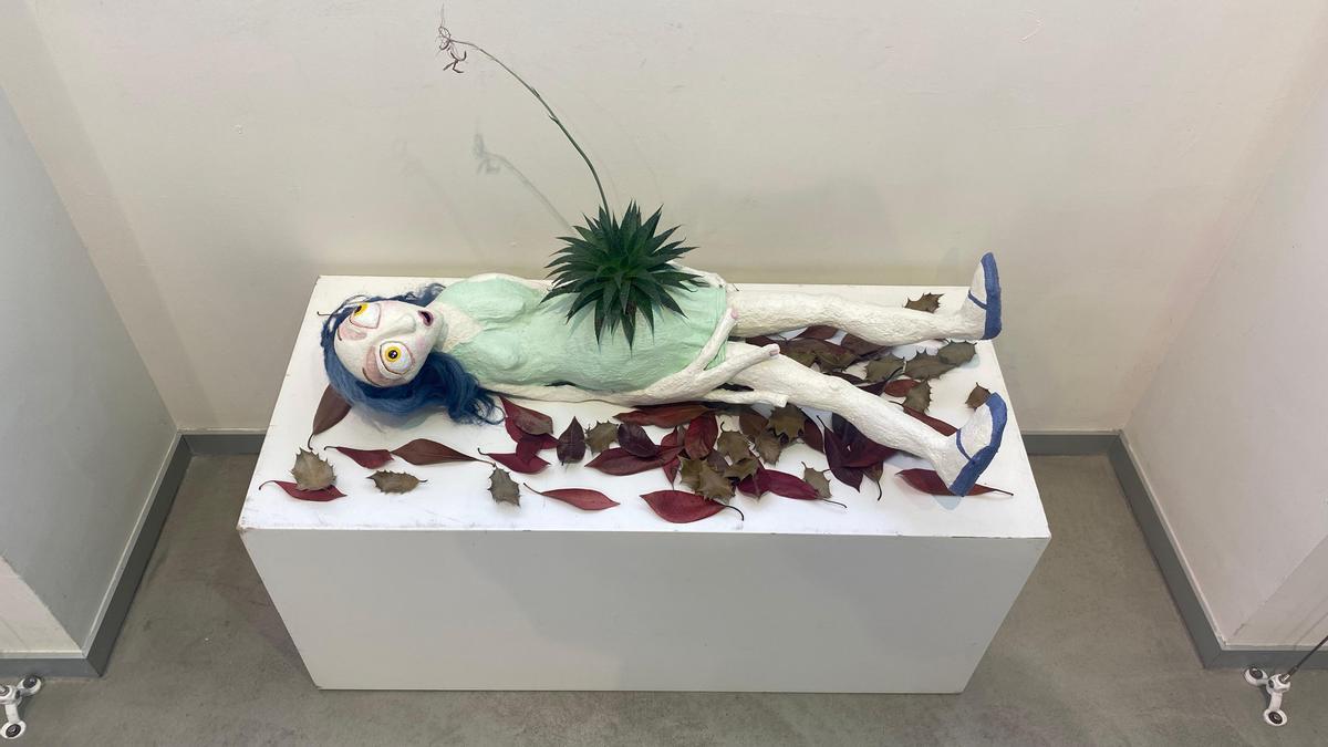 La vida no se entiende sin la muerte y viceversa, pieza que se puede ver en la exposición 'Bertikalean'.