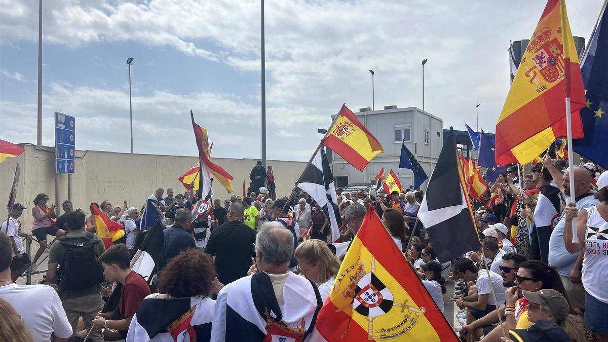 Cientos de ceutíes durante una manifestación en defensa de la españolidad de la ciudad y de su frontera.