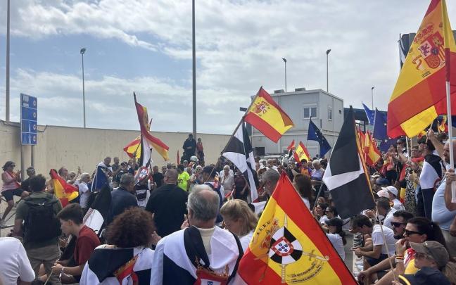 Cientos de ceutíes durante una manifestación en defensa de la españolidad de la ciudad y de su frontera.