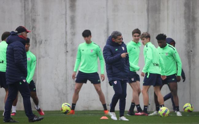 Ernesto Valverde, con varios cachorros en el fondo, en Lezama. Ernesto Valverde, con varios cachorros en el fondo, en Lezama.
