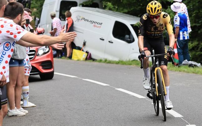 Jonas Vingegaard, en solitario tras su ataque en el Marie Blanque.