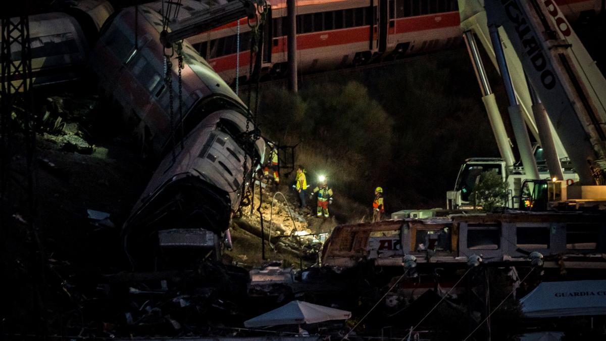 Varios efectivos trabajan en los vagones descarrilados en la zona del accidente ferroviario en Urda.