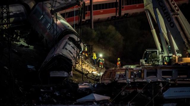 Varios efectivos trabajan en los vagones descarrilados en la zona del accidente ferroviario en Urda.