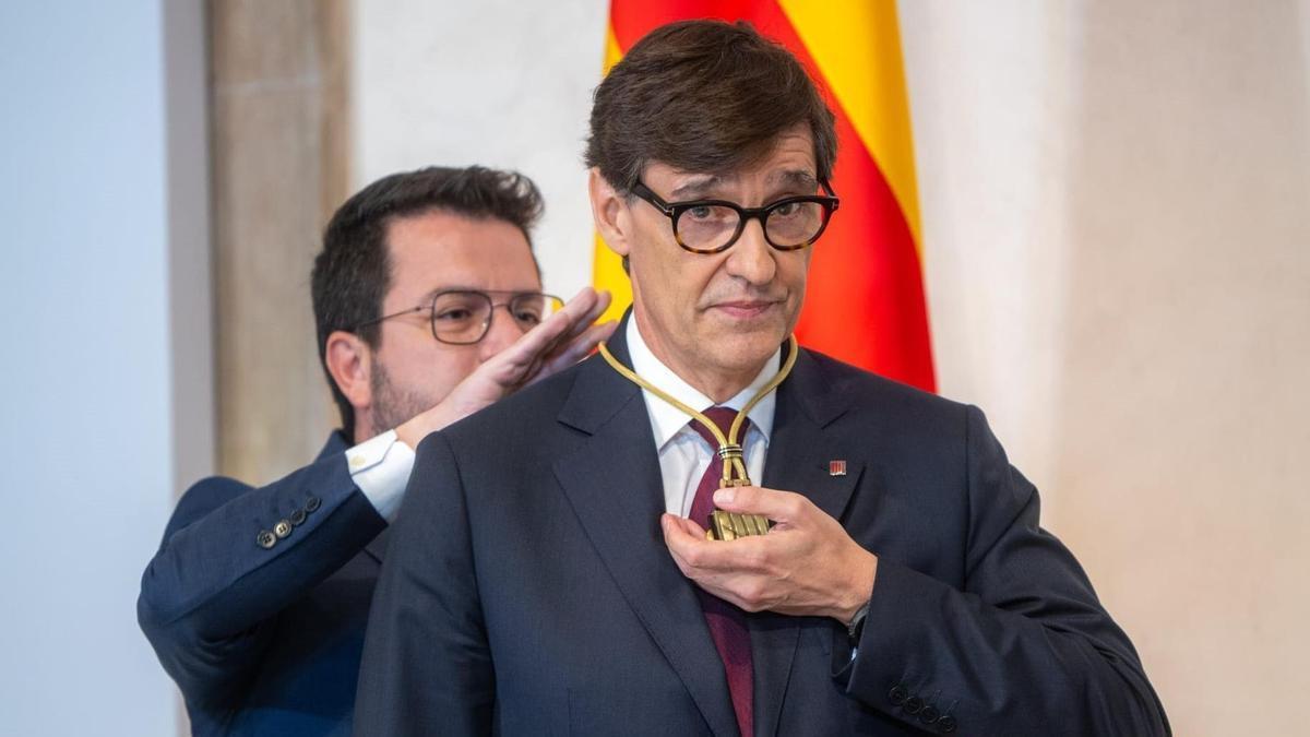 Pere Aragonès pone la medalla de la Generalitat a Salvador Illa en la toma de posesión.