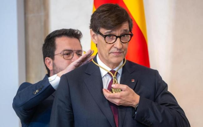 Pere Aragonès pone la medalla de la Generalitat a Salvador Illa en la toma de posesión.