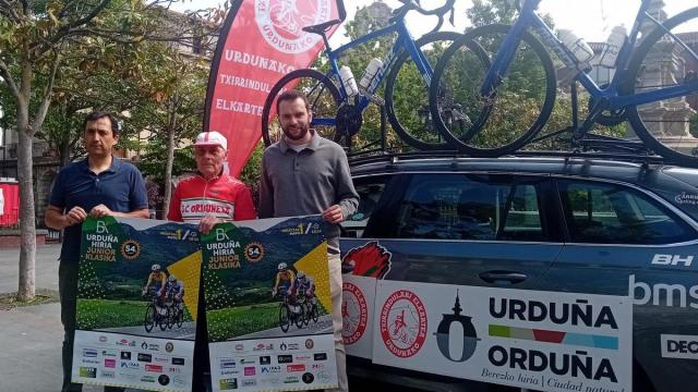 Acto de presentación oficial de la prueba, con el alcalde, miembros de la organización y de la Sociedad Ciclista Orduñesa