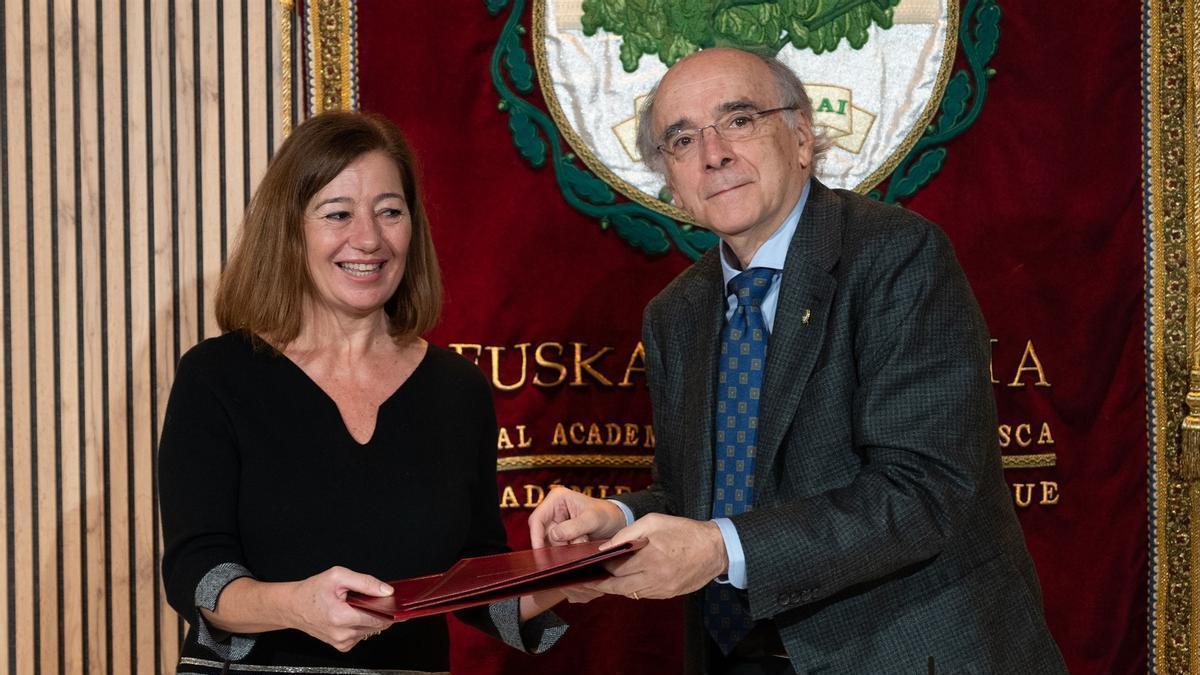 La presidenta del Congreso de los Diputados, Francina Armengol, y el presidente de Euskaltzaindia, Andrés Urrutia, en la sede de la Academia.