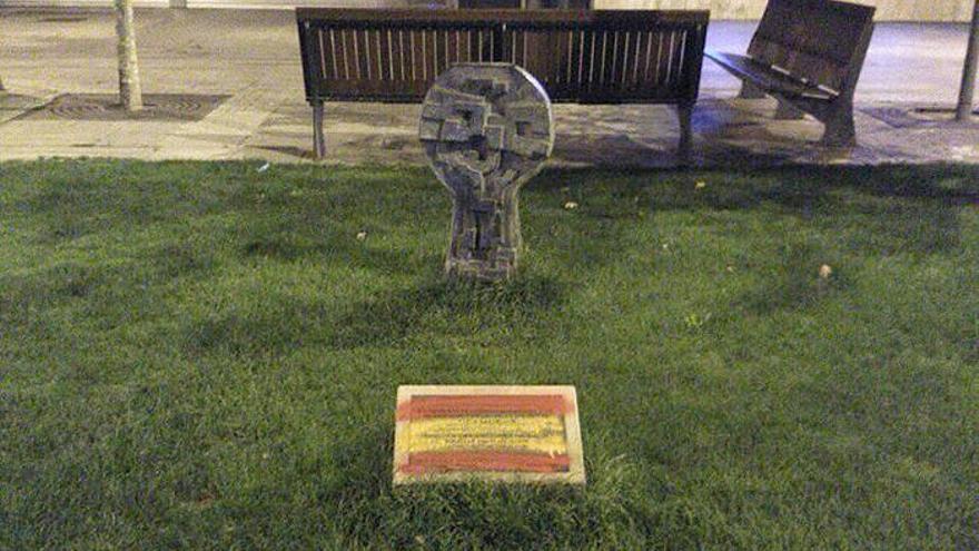 La placa que recuerda a Germán Rodríguez, tras otro ataque en 2016.