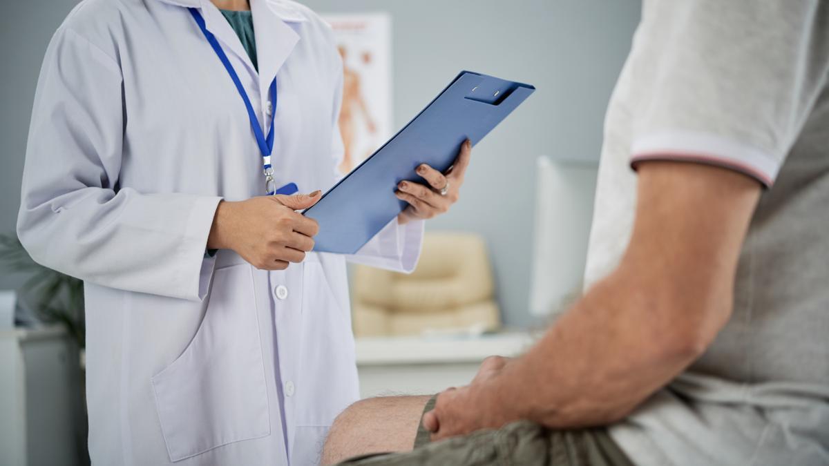Un pacidente es atendido por una médica.