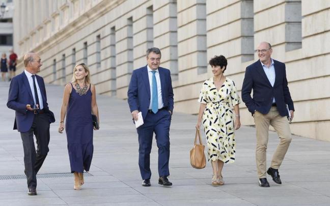 Los cinco diputados del PNV, encabezados por Aitor Esteban, acuden al Congreso.