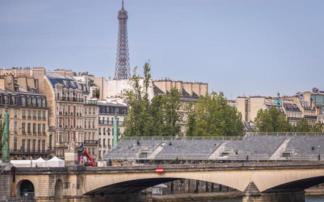 Gradas para el público de la ceremonia inaugural de los JJOO en uno de los puentes sobre el Sena