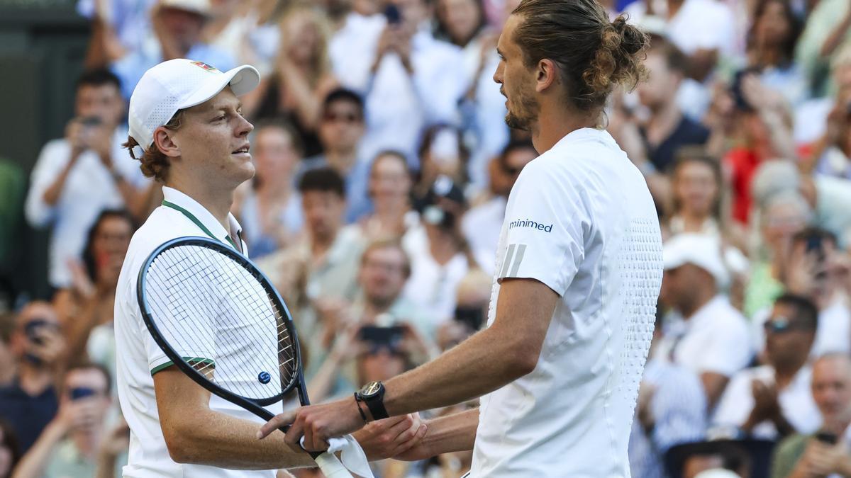 Jannik Sinner saluda a Alexander Zverev tras la final de Wimbledon, donde el italiano se impuso al alemán.