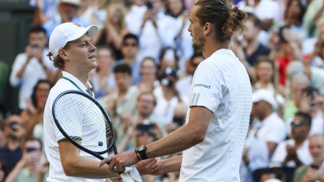 Jannik Sinner saluda a Alexander Zverev tras la final de Wimbledon, donde el italiano se impuso al alemán.