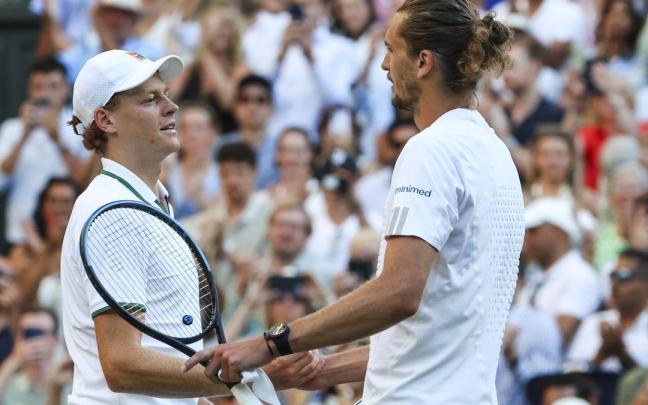 Jannik Sinner saluda a Alexander Zverev tras la final de Wimbledon, donde el italiano se impuso al alemán.