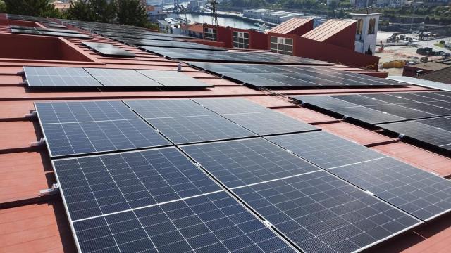 Instalación de placas solares en Karmengo Ama.