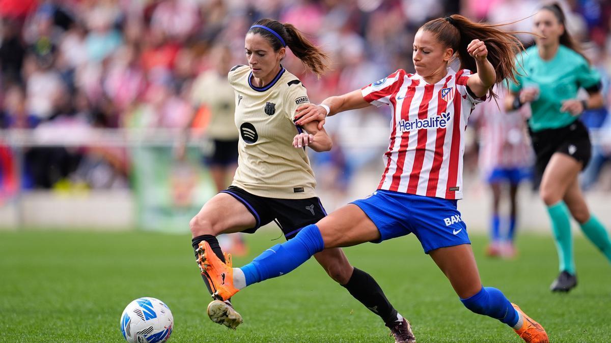 Aitana Bonmatí dirige el balón en el encuentro frente al Atlético de Madrid disputado en Alcalá de Henares.
