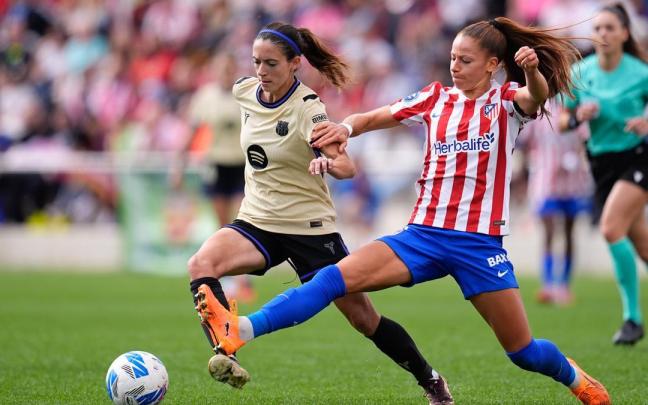 Aitana Bonmatí dirige el balón en el encuentro frente al Atlético de Madrid disputado en Alcalá de Henares.