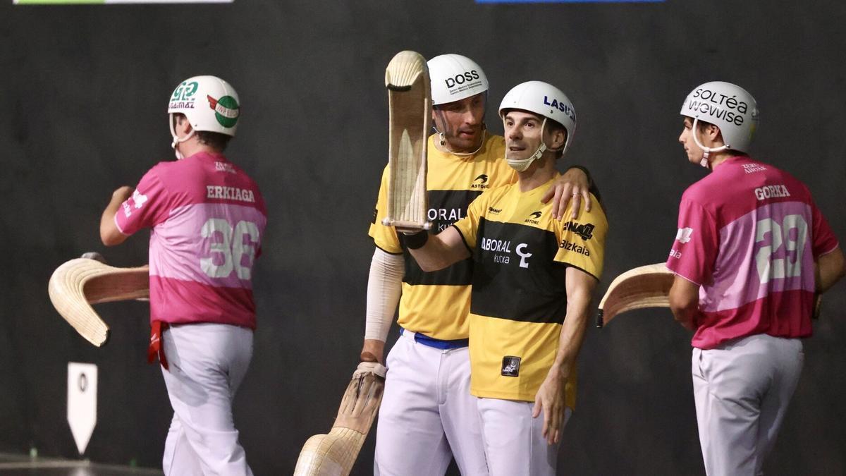 Xabier Barandika e Imanol López celebran el triunfo en el Carmelo Balda.