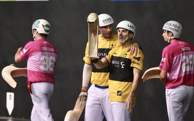Xabier Barandika e Imanol López celebran el triunfo en el Carmelo Balda.