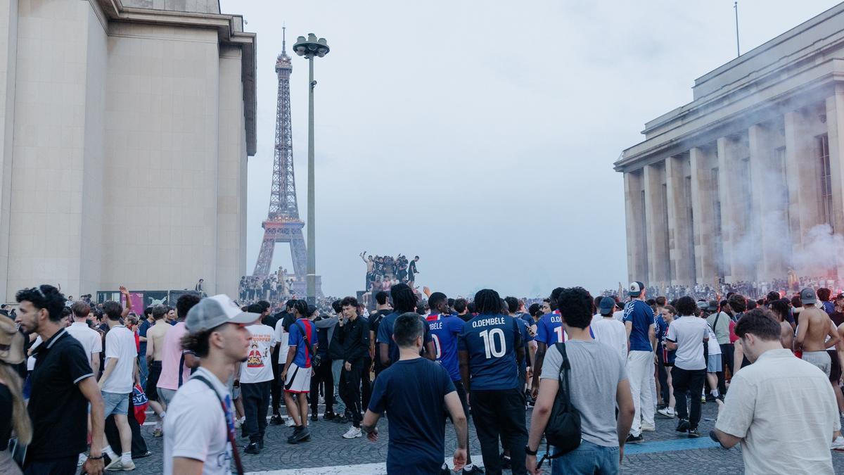 Aficionados parisinos celebran la victoria ante el Arsenal.
