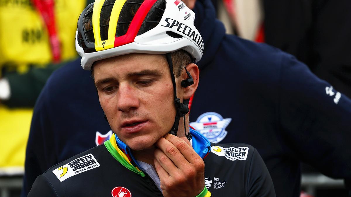 Evenepoel, desencajado, tras llegar a meta.