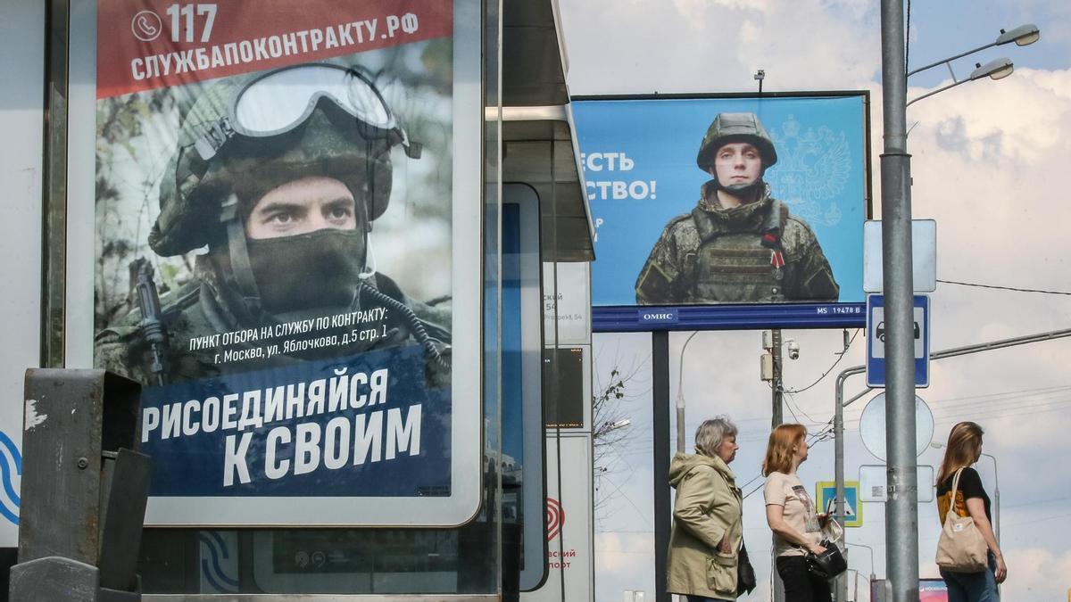 Campaña de reclutamiento de militares en una marquesina de autobuses en Moscú.