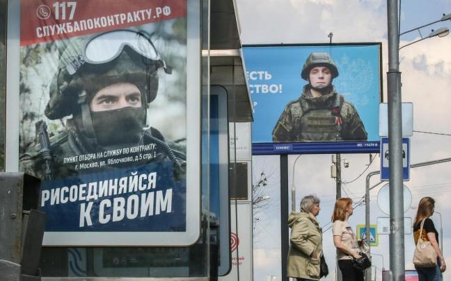 Campaña de reclutamiento de militares en una marquesina de autobuses en Moscú.