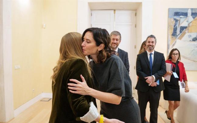 La presidenta de la Comunidad de Madrid, Isabel Díaz Ayuso (d), mantiene un encuentro con la encargada de negocios de la Embajada de Israel en España, Dana Erlich.