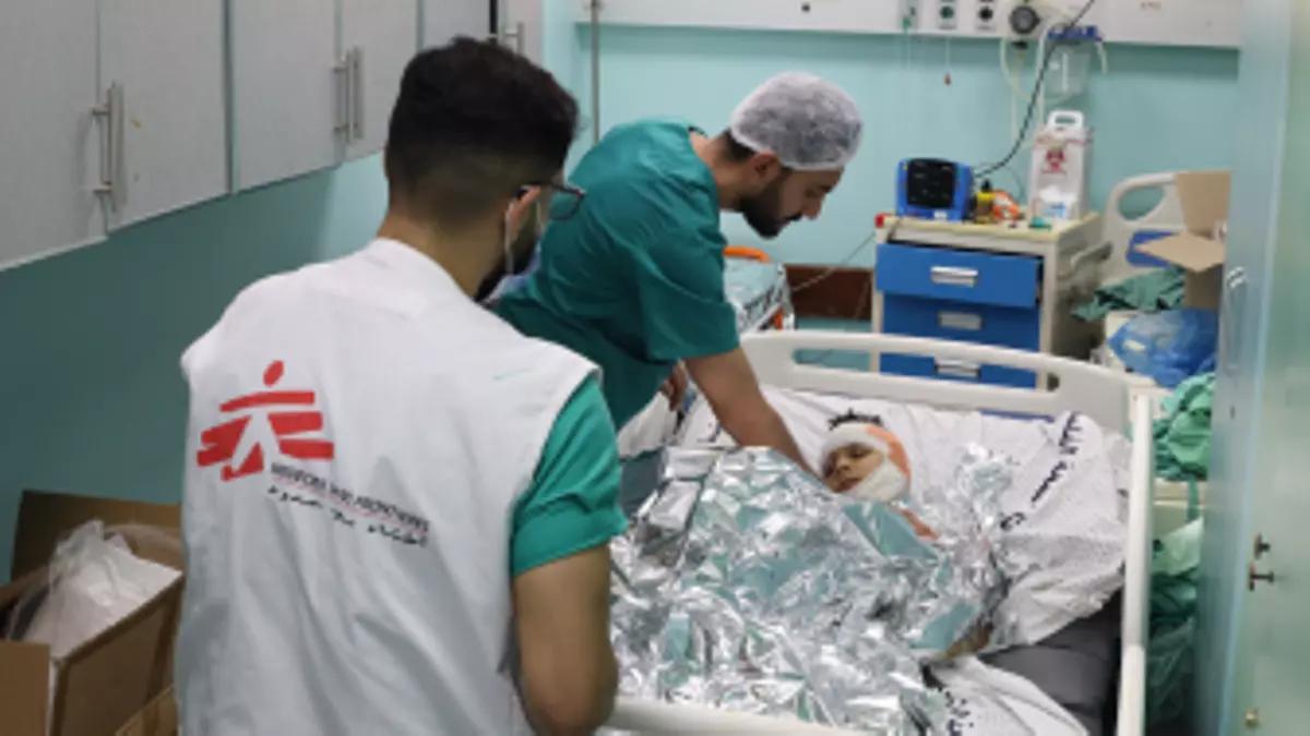 Personal de Médicos sin Fronteras trabajando en un hospital gazatí
