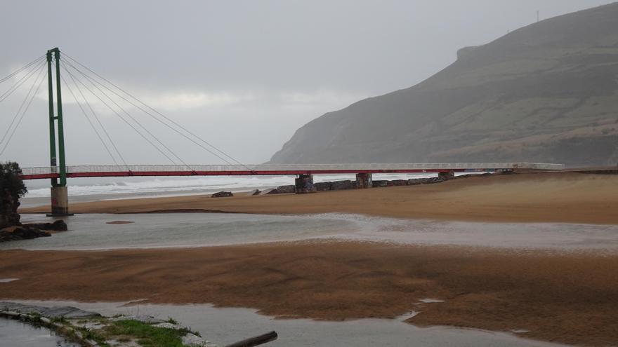 El río Barbadum desemboca en la playa de La Arena, en Pobeña