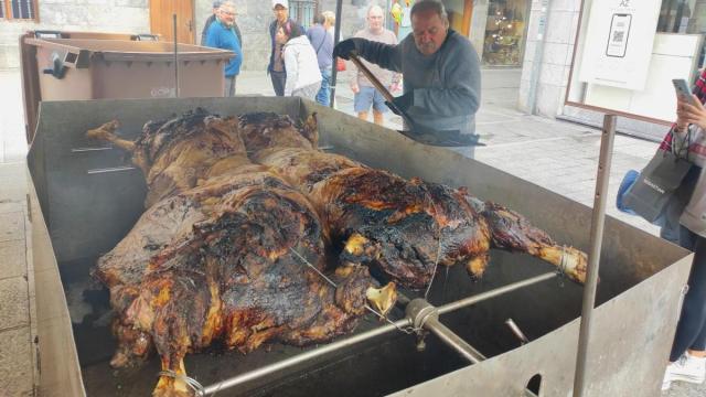 Txahal errearen pintxoak dastatzeko aukera egongo da igandean Azkoitian.