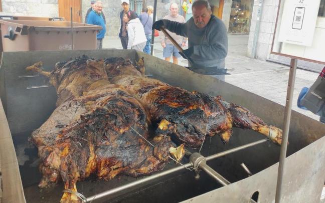 Txahal errearen pintxoak dastatzeko aukera egongo da igandean Azkoitian.